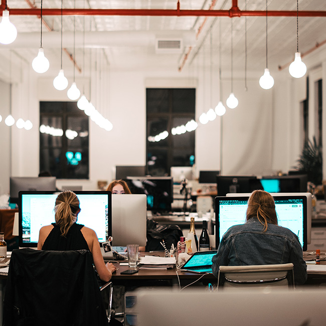 Des collègues travaillent sur des ordinateurs dans un bureau moderne