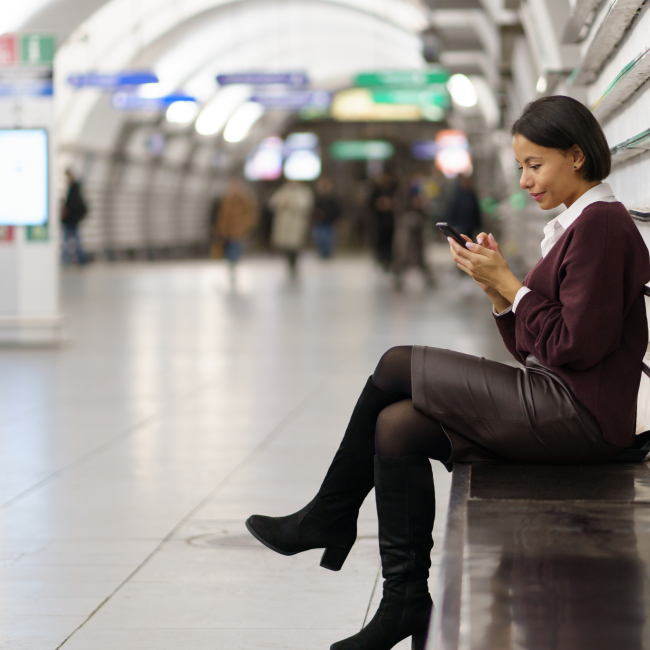 Image sereine d'une femme se reposant gracieusement sur un banc, entourée d'un environnement serein et pittoresque.